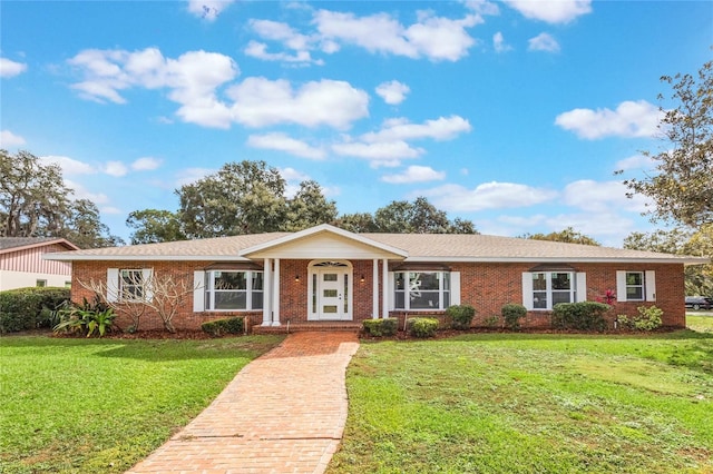 ranch-style home featuring a front lawn