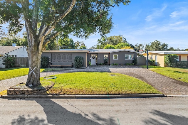 single story home featuring a front lawn