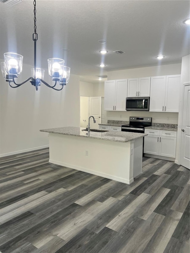 kitchen featuring sink, stainless steel appliances, dark wood-type flooring, an island with sink, and white cabinets