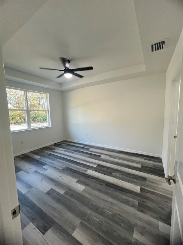 empty room featuring dark hardwood / wood-style floors and ceiling fan