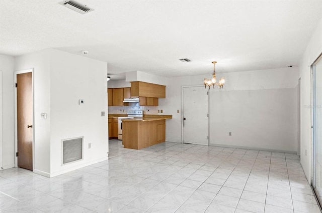 kitchen featuring kitchen peninsula, light tile patterned floors, electric range, a chandelier, and hanging light fixtures