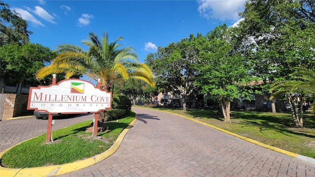 view of property's community featuring a lawn