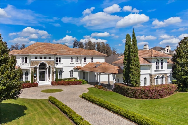 view of front of property featuring a front yard