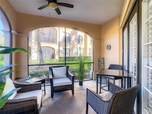 sunroom with ceiling fan