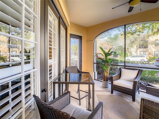 sunroom with ceiling fan