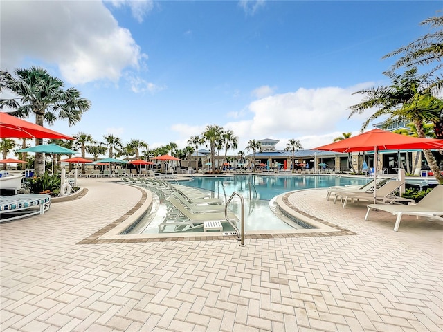 826 Paradise Dr, Davenport, FL 33897 - community pool with a patio