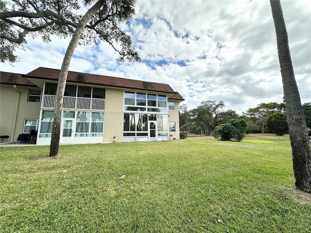 230 Cape Shores Cir Unit 17A, Cape Canaveral, FL 32920 - back of property with stucco siding and a yard