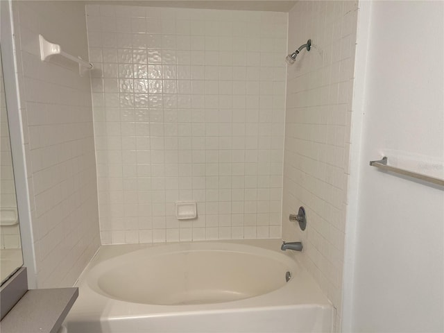 bathroom with tiled shower / bath combo