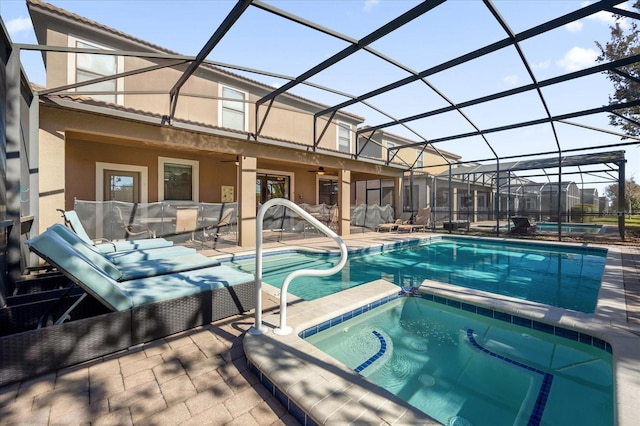 view of swimming pool featuring a lanai, a patio area, an in ground hot tub, and ceiling fan