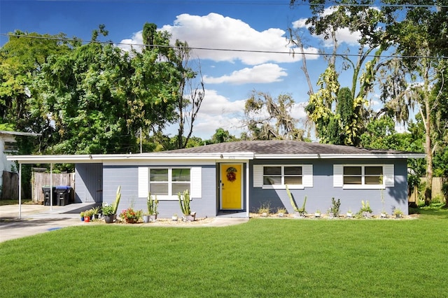 view of front of home featuring a front yard and a carport