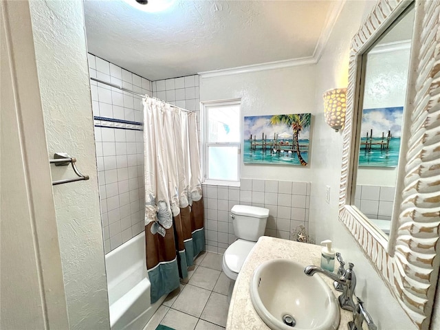 full bathroom featuring a textured ceiling, sink, shower / bathtub combination with curtain, tile patterned flooring, and toilet