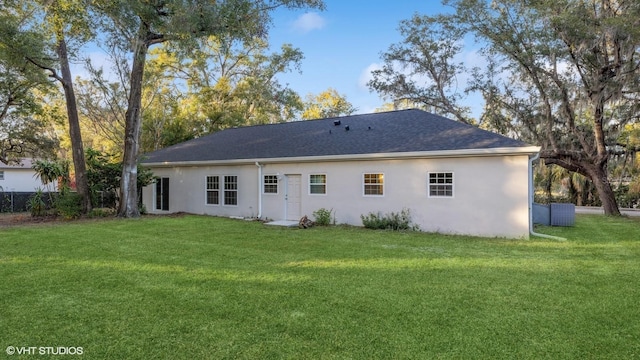 back of house featuring a lawn