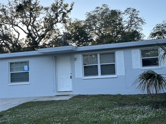 view of front of house with a front lawn