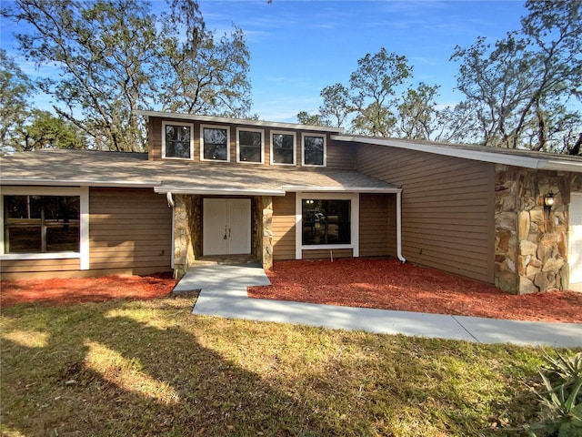 view of front of house with a front lawn