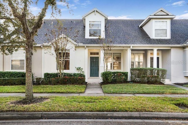 view of front of property featuring a front lawn