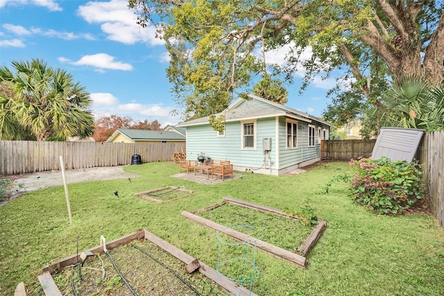 view of yard featuring a patio area