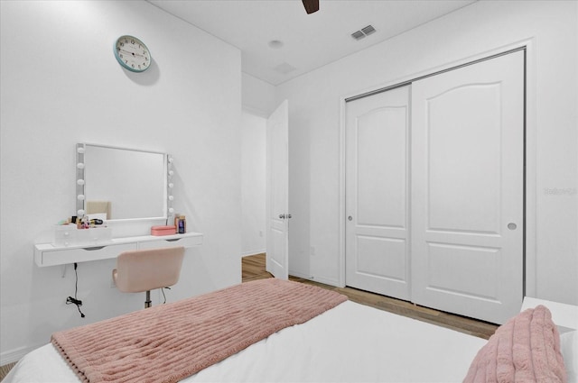 bedroom featuring light wood-type flooring, a closet, and ceiling fan