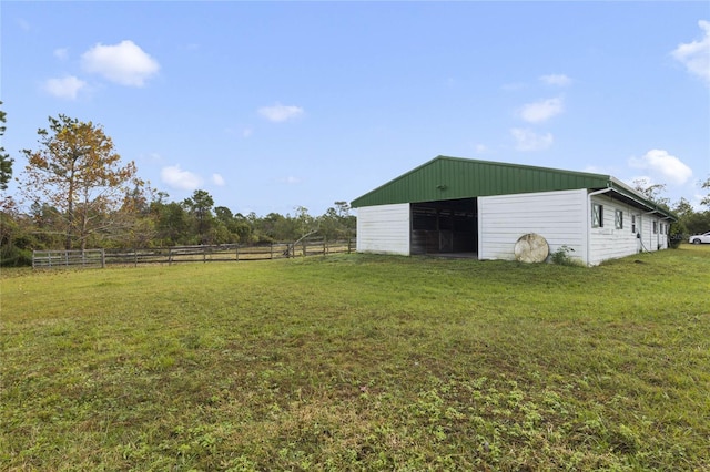 view of yard featuring an outbuilding