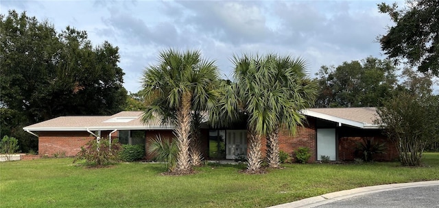 single story home featuring a front yard