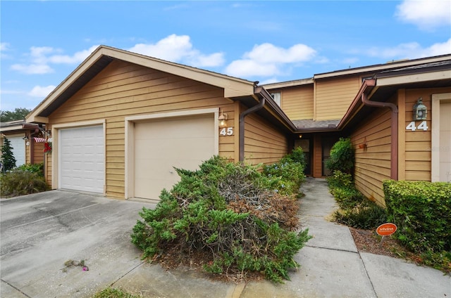 view of front facade featuring a garage