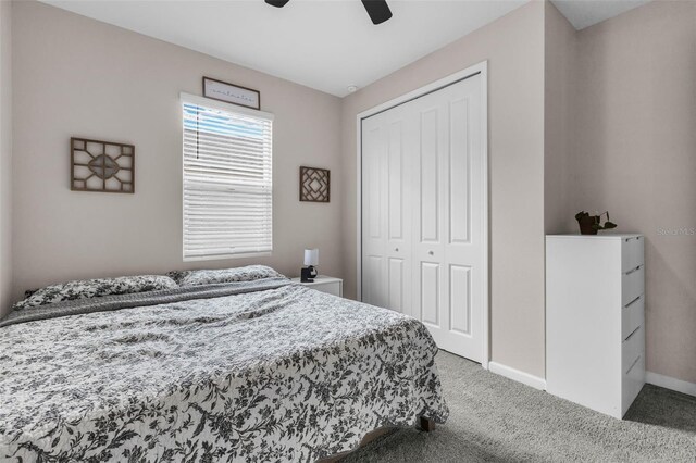 carpeted bedroom featuring ceiling fan, baseboards, and a closet