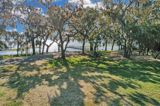 view of yard featuring a water view