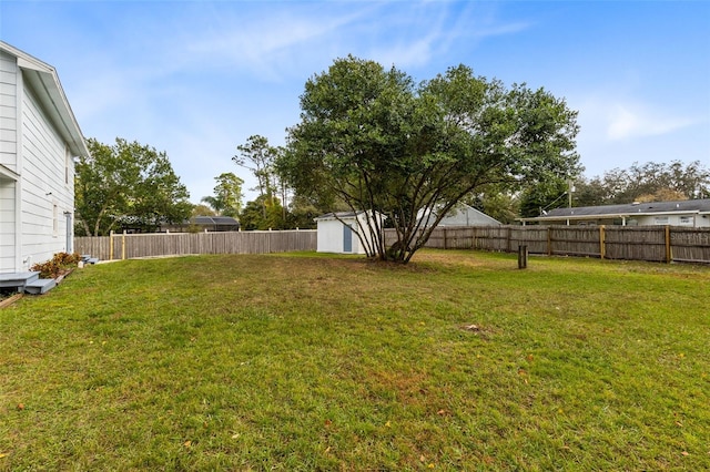 view of yard with an outbuilding