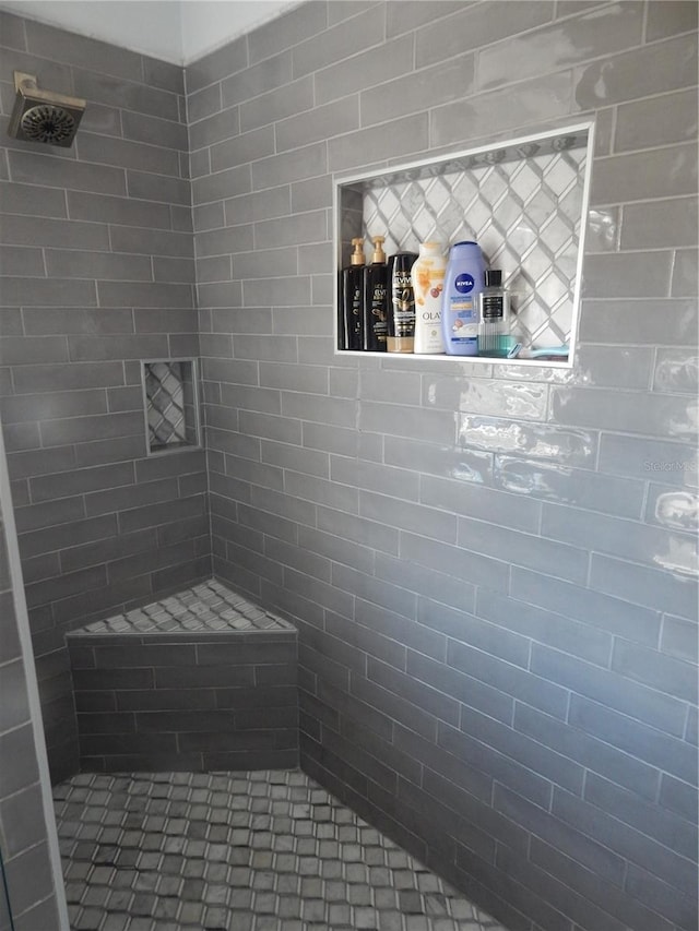 bathroom featuring a tile shower