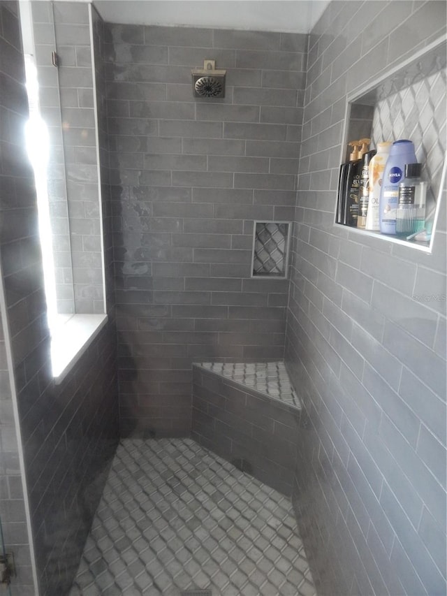 bathroom featuring tiled shower