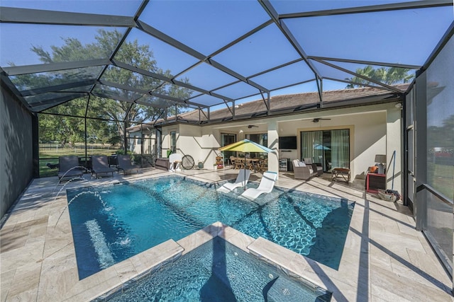 view of swimming pool featuring an in ground hot tub, ceiling fan, a lanai, and a patio