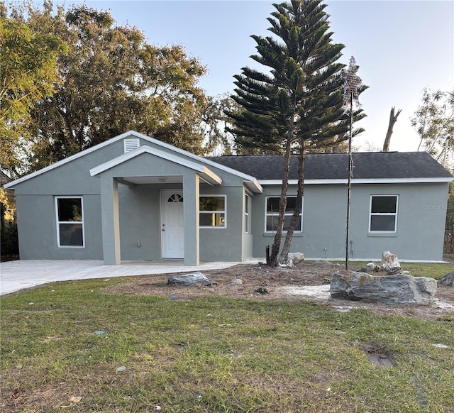 single story home featuring a front yard