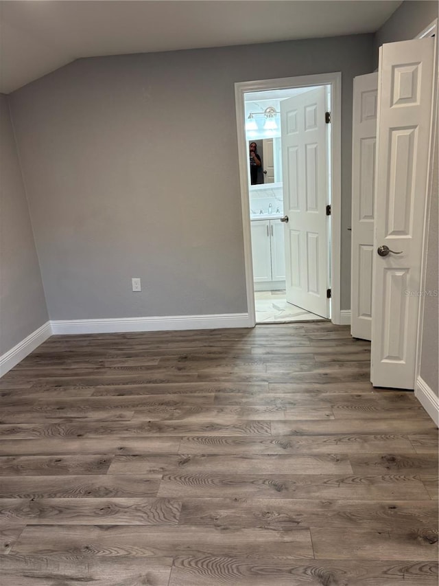 empty room with dark wood-type flooring and sink