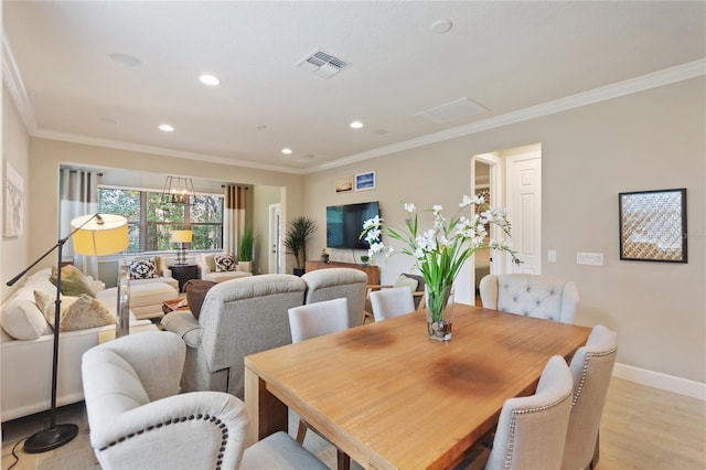 dining area featuring recessed lighting, visible vents, light wood-style floors, baseboards, and ornamental molding