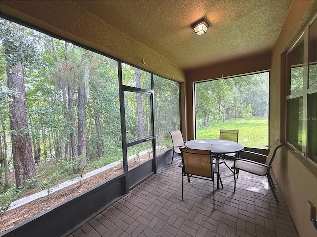 513 San Sebastian Ct, Davenport, FL 33837 - sunroom with outdoor dining area