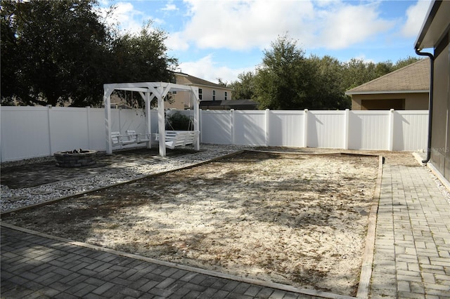 view of yard featuring a pergola