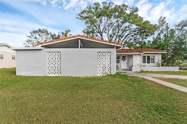 view of front of house featuring a front yard