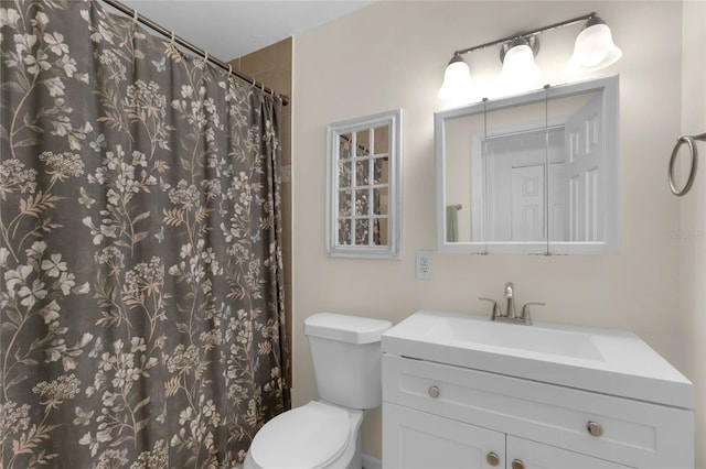 bathroom featuring a shower with curtain, vanity, and toilet