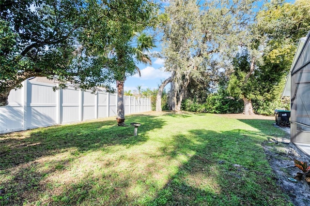 view of yard with an outdoor structure