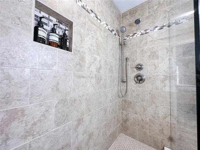 bathroom featuring a tile shower