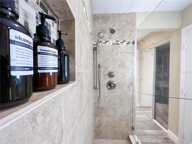 bathroom featuring a tile shower