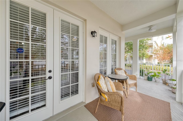 sunroom with ceiling fan