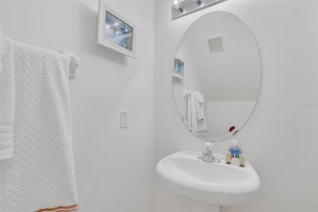 bathroom featuring sink