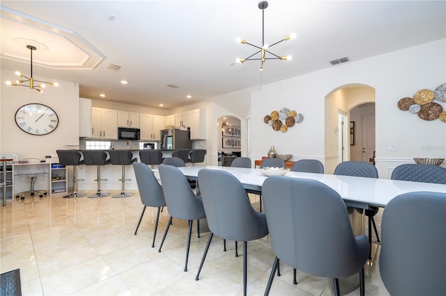 11410 Rapallo Ln, Windermere, FL 34786 - dining space featuring a chandelier, arched walkways, and recessed lighting