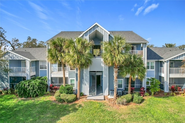 view of front of property featuring a front yard