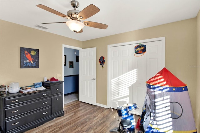 misc room featuring hardwood / wood-style flooring and ceiling fan