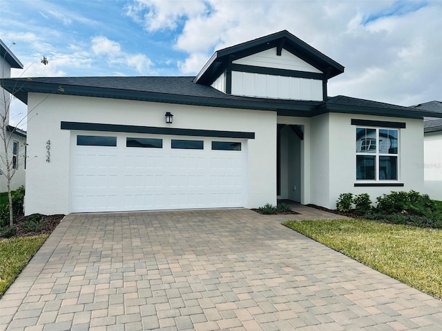 view of front of home featuring a garage and a front yard