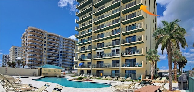 view of swimming pool featuring a patio