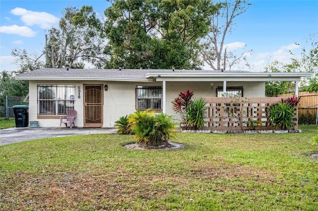 ranch-style home featuring a front lawn