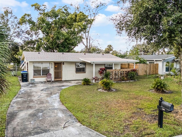 ranch-style home featuring a front lawn