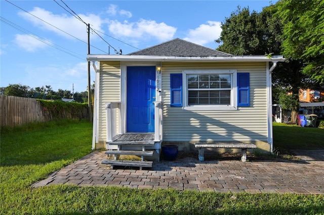 view of front of property with a front lawn